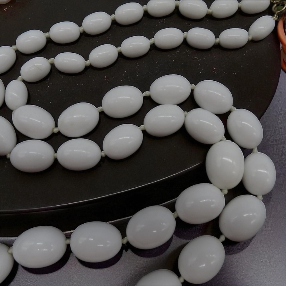 Gorgeous Trifari Vintage 70s White Bead Necklace Oblong Beads - Picture 2 of 5